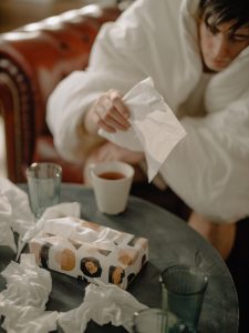 Taschentücher und Erkältungsmittel