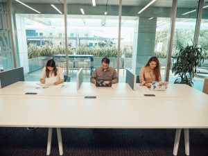 Gemeinsamer Arbeitsplatz im Büro