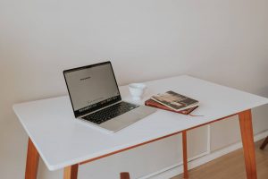 Aufgeräumter Schreibtisch im Homeoffice