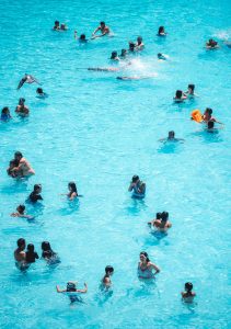 Menschen im Schwimmbecken