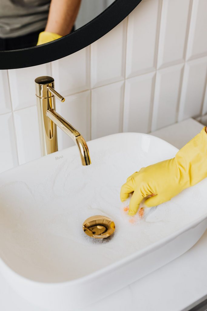 Badezimmer wird gereinigt