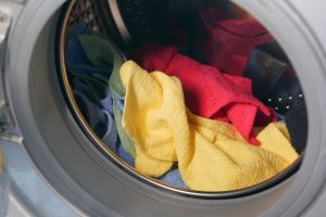 Waschmaschine wird gereinigt und entkalkt